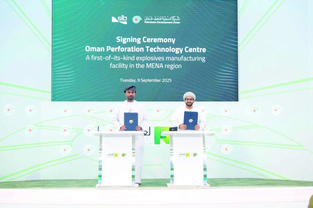 Dr Aflah al Hadhrami, Managing Director, PDO and Hilal al Busaidy, Managing Director, SLB in Oman and Pakistan, at the agreement signing