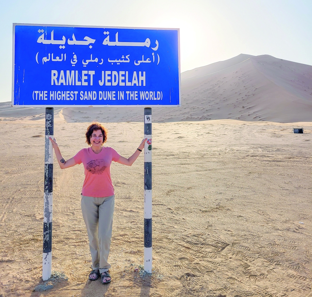 Carmen Gonzalez poses at the highest dune Ramlat Jadilah