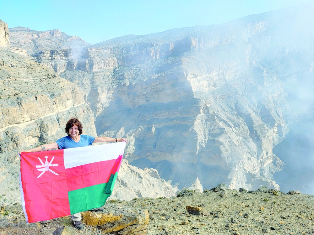 Carmen Gonzalez poses with Oman tricolours at Jabal Shams balcony trek