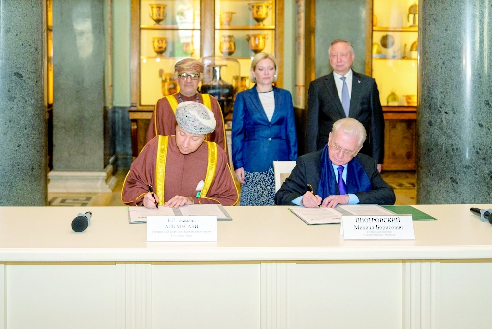 Officials signing the agreement.