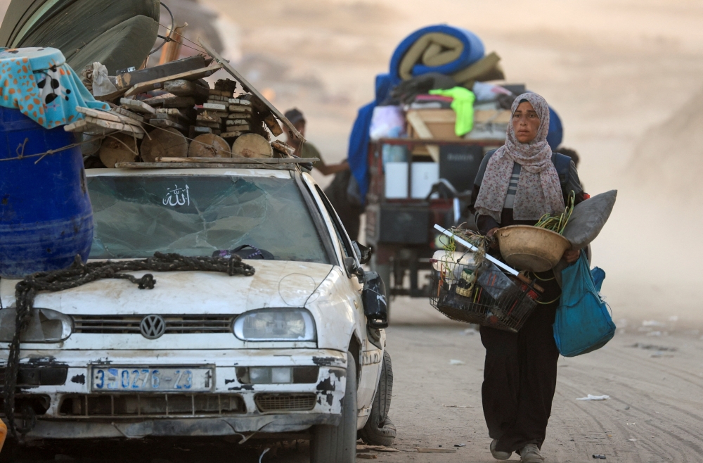 Displaced Palestinians flee southwards 