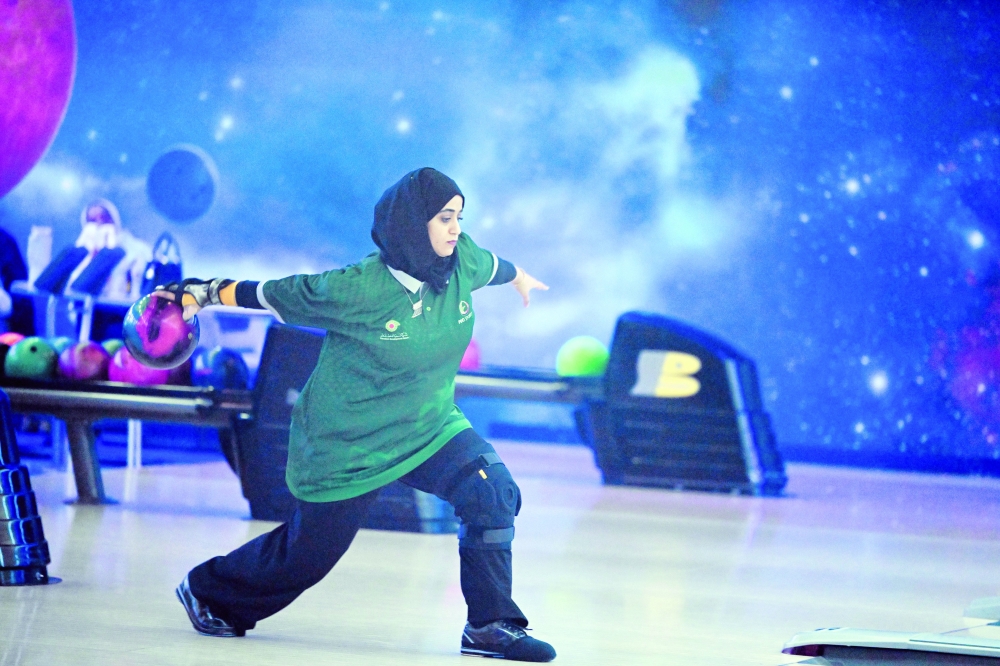 A player attempts a throw during the finals.