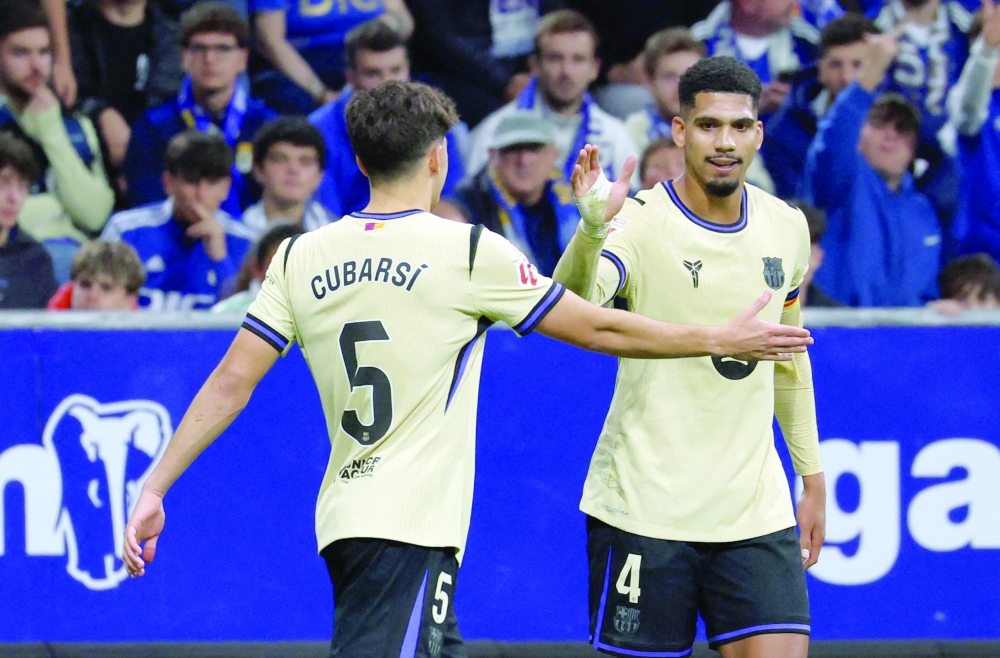 Soccer Football - LaLiga - Real Oviedo v FC Barcelona - Estadio Carlos Tartiere, Oviedo, Spain - September 25, 2025 FC Barcelona's Ronald Araujo celebrates scoring their third goal with Pau Cubarsi REUTERS/Pankra Nieto