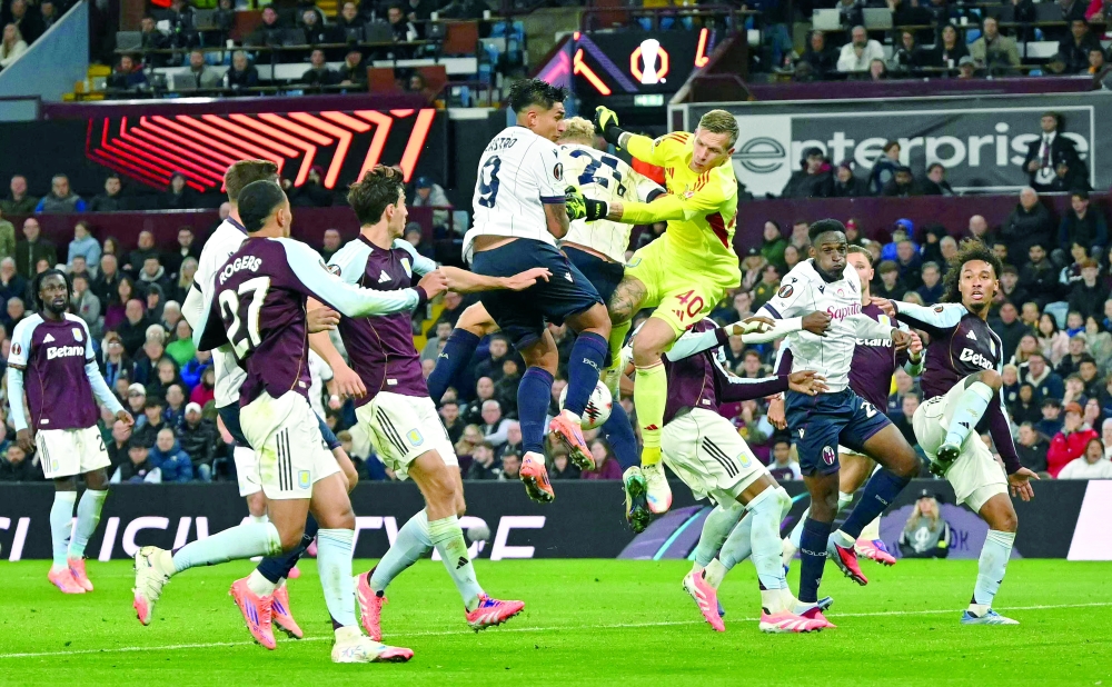 Bologna's Danish striker #21 Jens Odgaard clashes with Aston Villa's dutch goalkeeper #40 Marco Bizot during the UEFA Europa League, league stage football match between Aston Villa and Bologna at Villa Park in Birmingham, central England on September 25, 2025. (Photo by JUSTIN TALLIS / AFP)
