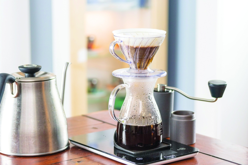 The V60 uses a filter to filter the coffee, while the espresso uses a coffee machine without a filter.