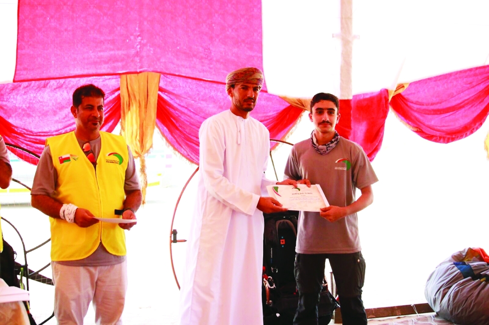 The closing ceremony was held under the auspices of Ahmed al Balushi, Member of the Qurayat Municipal Council and attended by Dr Ahmed al Alawi, Chairman of the Oman Committee for Air Sports.