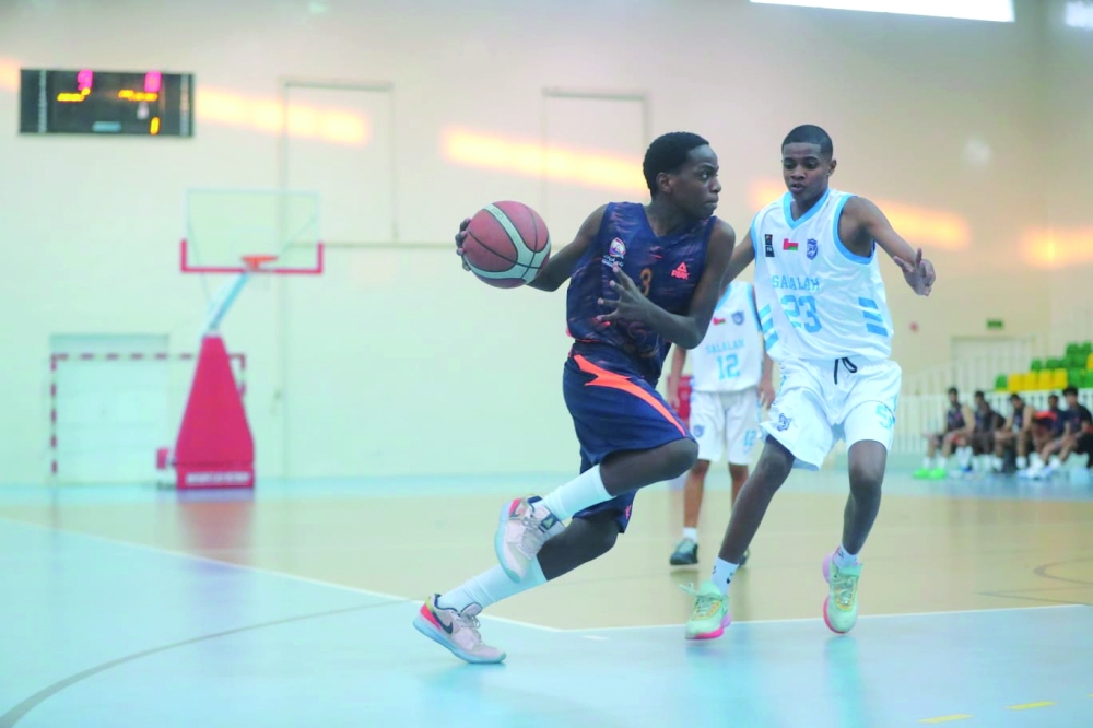 Al Bashayer players controls the ball.