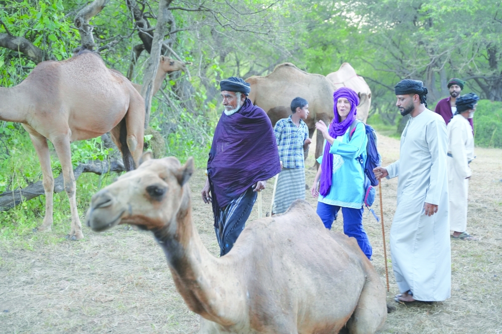 Nora Schweitzer visiting the camp of Qattan tribe with tribe members in Wadi Nahiz