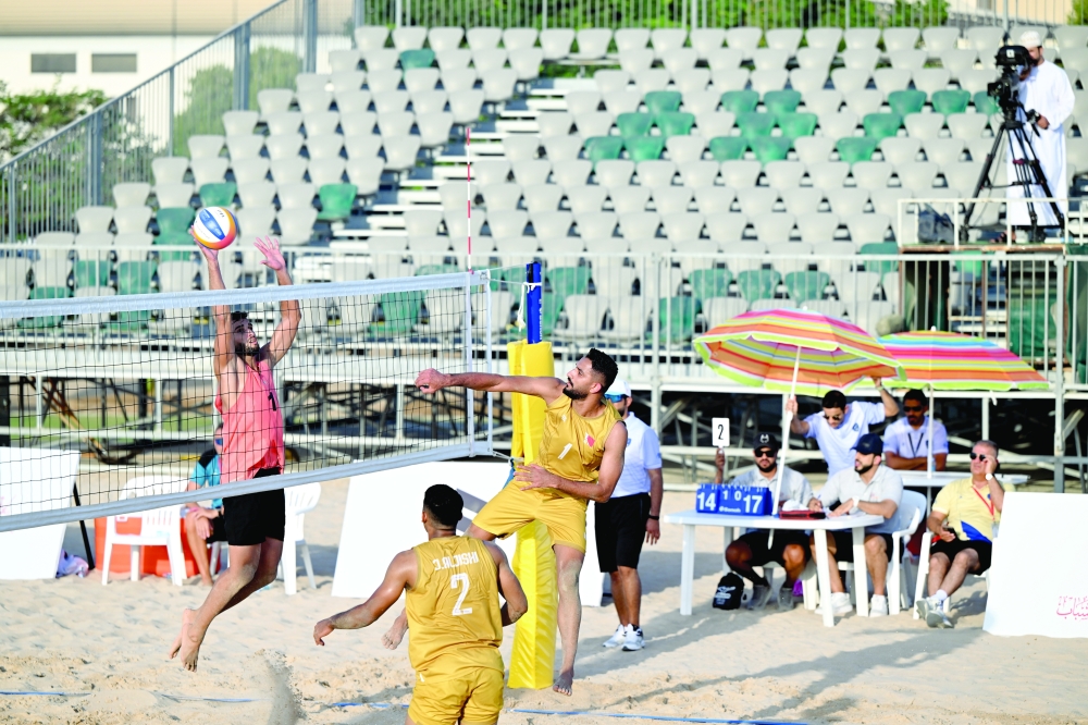 Algeria’s Kaloosh and Swadi edged Bahrain’s Al Jashi and Ameen 2-1.