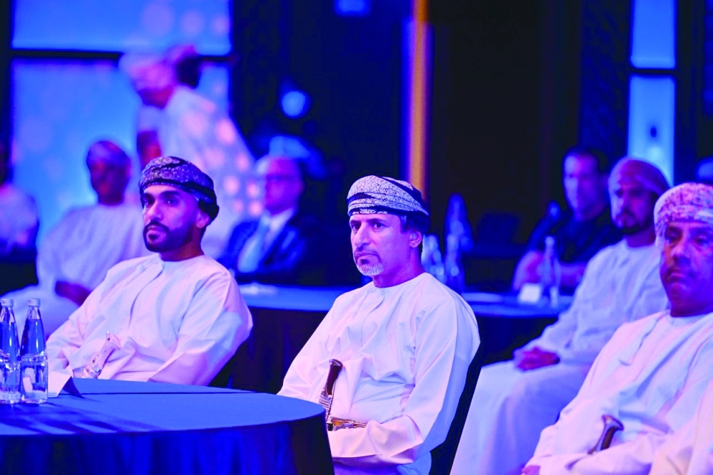 The ceremony was held under the auspices of Eng Salim bin Nasser al Aufi, Minister of Energy and Minerals, in the presence of club representatives, officials from the Oman Football Association.