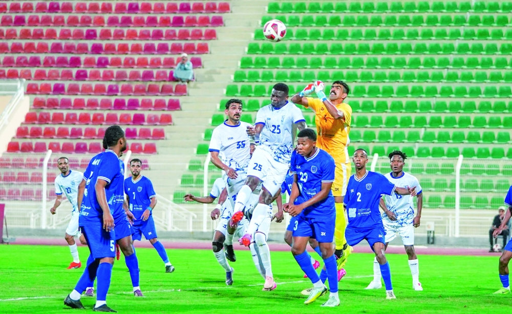 Sur and Saham players in action.