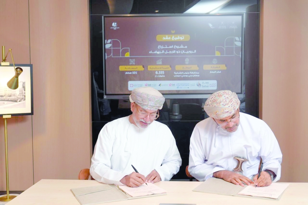 The MoU commits to the establishment of a 100-hectare, state-of-the-art Semi-RAS shrimp farm in Awrab, Jalan Bani Bu Ali. 