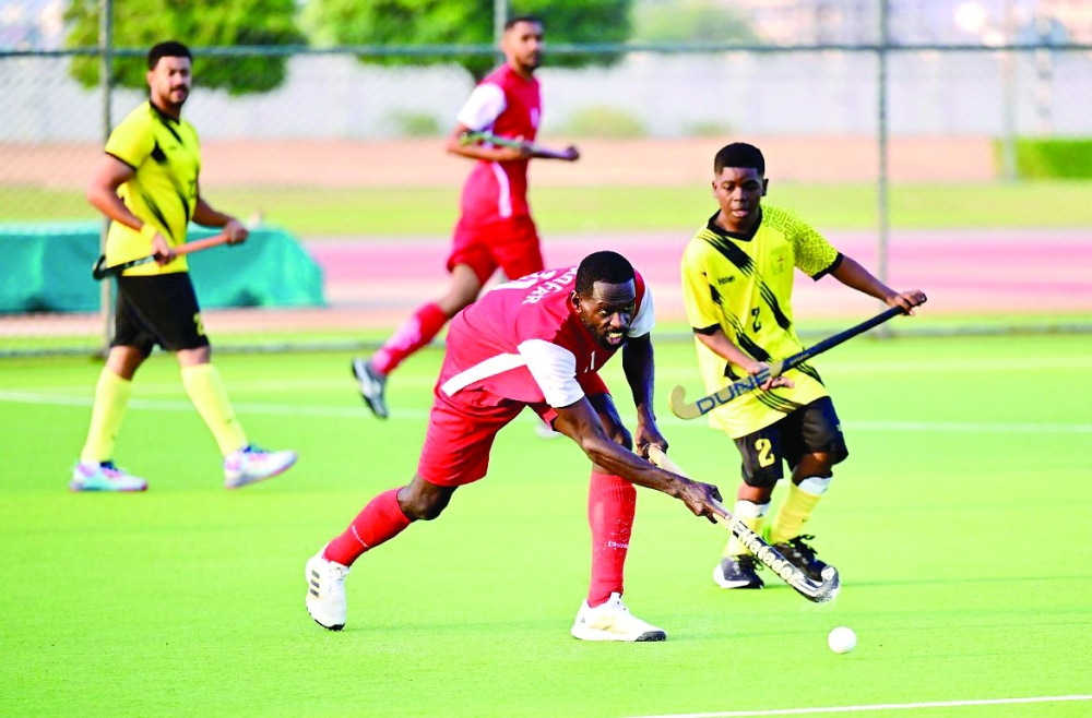 Dhofar player controls the ball.