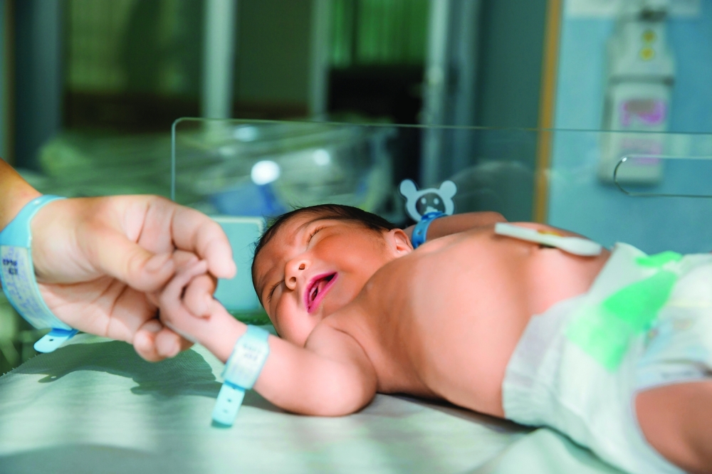 Doctors advise avoiding crowded places, staying hydrated, and using supportive treatments like paracetamol and antihistamines