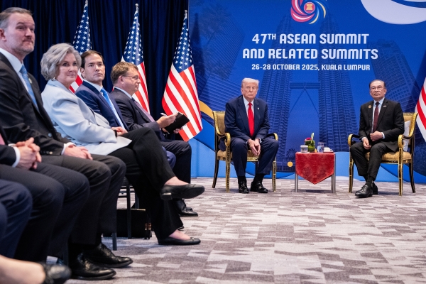 Trump opens Asia trip with trade deals