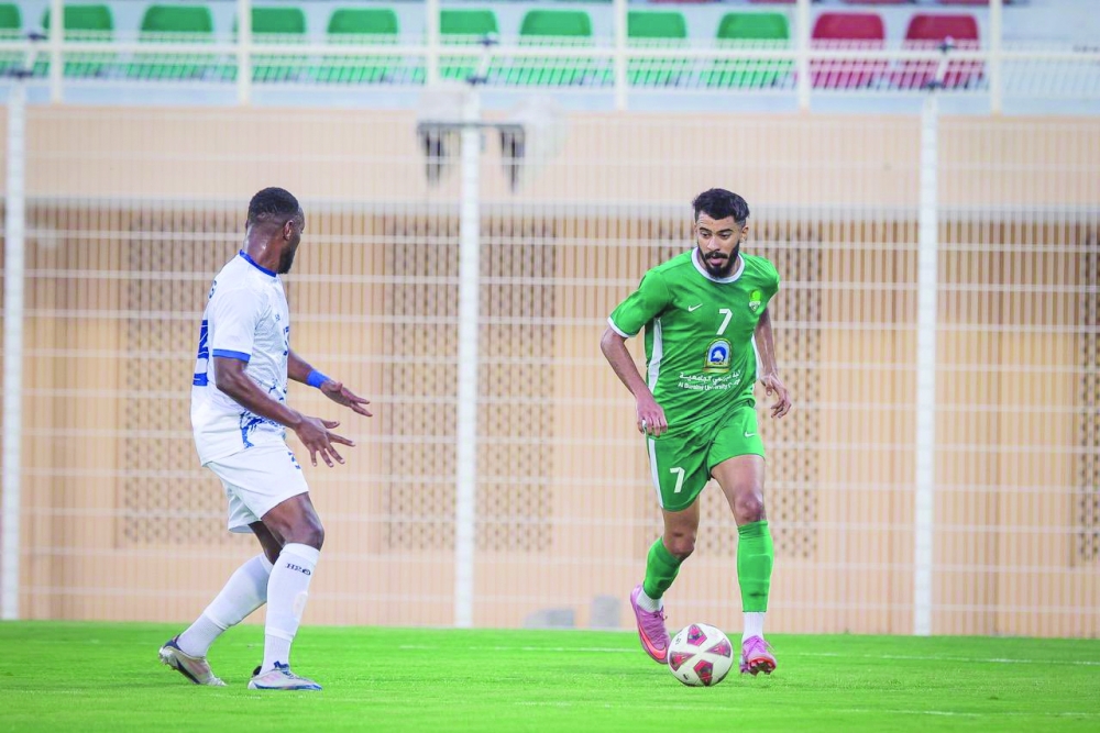 Al Nahda player controls the ball. 