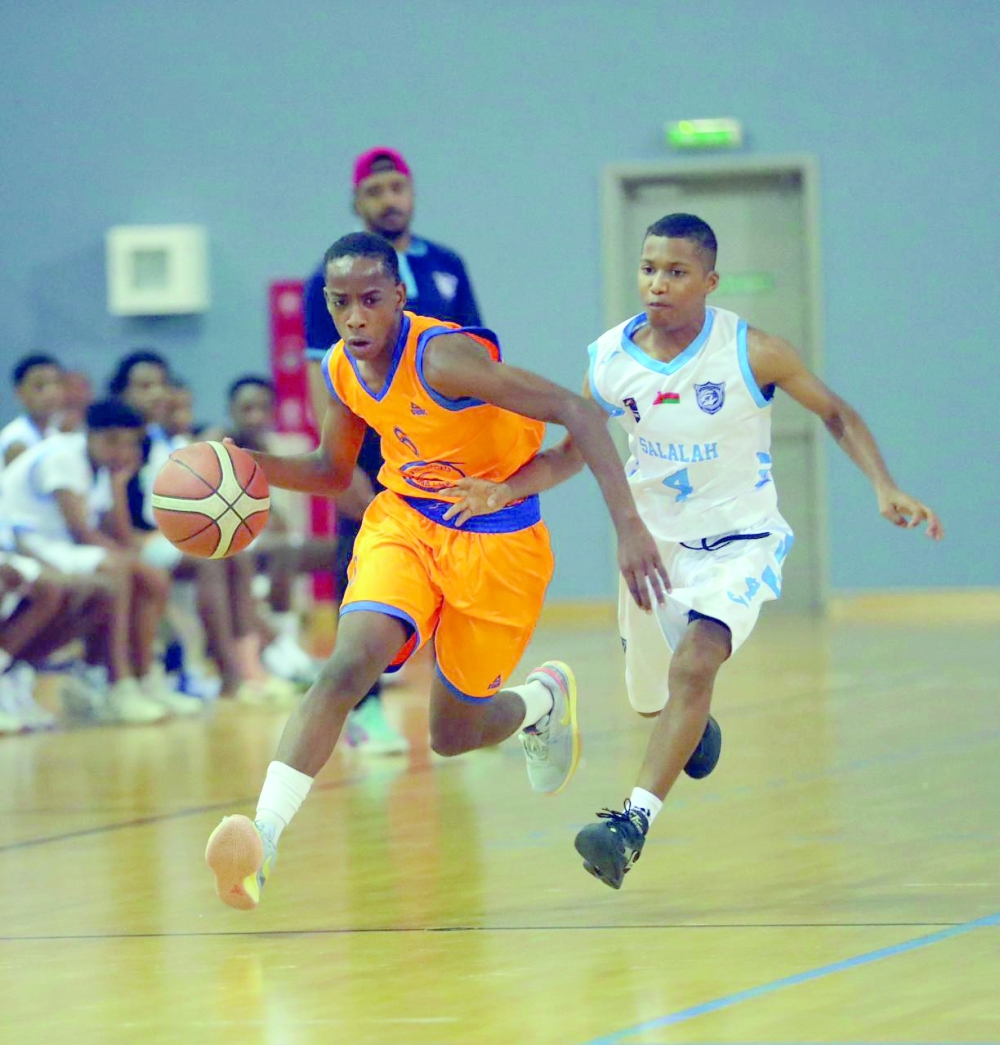 Qurayat player controls the ball.