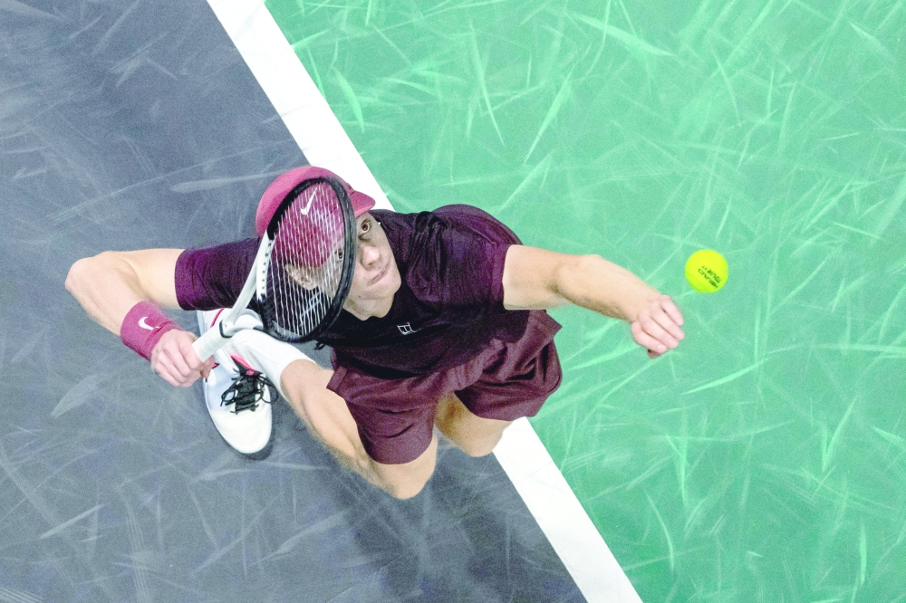 Italy's Jannik Sinner serves to Argentine's Francisco Cerundolo during their men's singles match on day four of the Paris ATP Masters 1000 tennis tournament at the Paris La D馭ense Arena in Nanterre, on the outskirts of Paris, on October 30, 2025.  (Photo by Dimitar DILKOFF / AFP)
