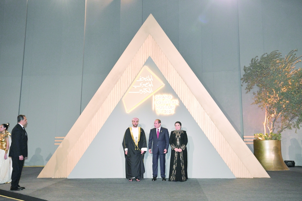 Upon his arrival at the museum, HH Sayyid Theyazin was received by President Abdel Fattah El-Sisi and his spouse. - ONA