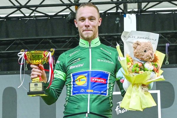 Milan wins wet Tour de France Singapore