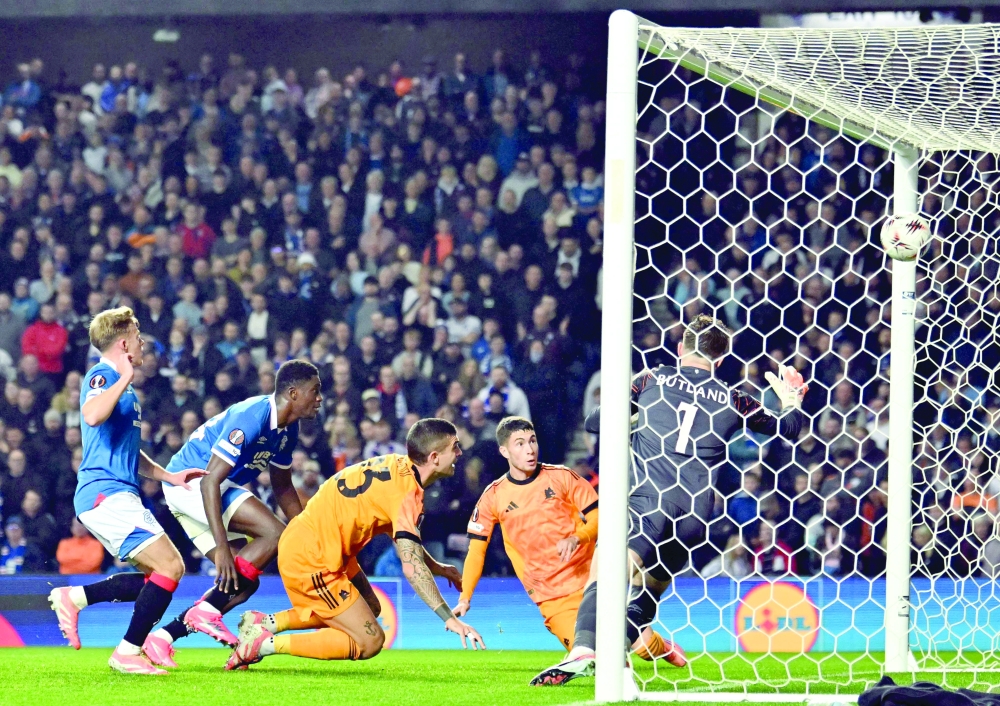 Roma's Argentinian midfielder #18 Matias Soule (2R) scores the opening goal for 0-1 during the UEFA Europa League league-stage football match between Rangers and Roma at Ibrox Stadium in Glasgow on November 6, 2025. (Photo by ANDY BUCHANAN / AFP)
