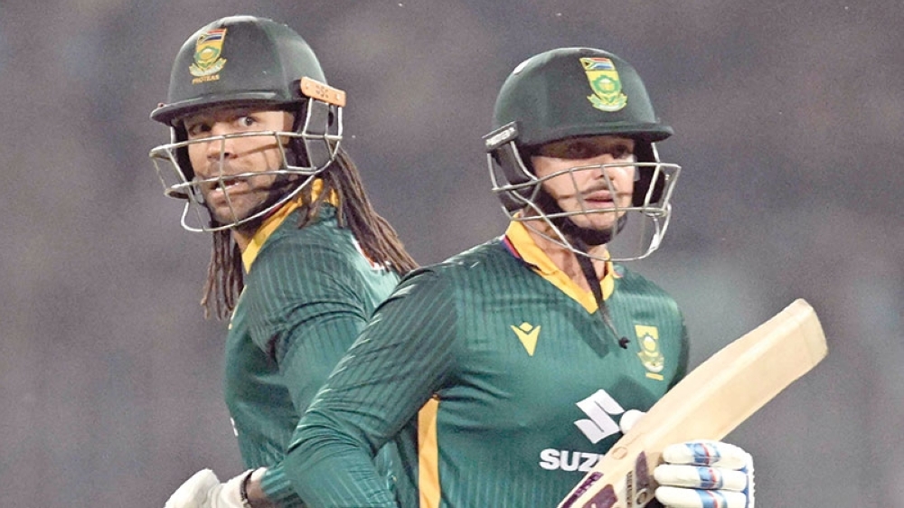 South Africa's Quinton de Kock (R) and South Africa's Tony de Zorzi (L) run between the wickets during the second one-day international (ODI) cricket match between Pakistan and South Africa at the Iqbal Stadium in Faisalabad on November 6, 2025.  (Photo by Aamir QURESHI / AFP)