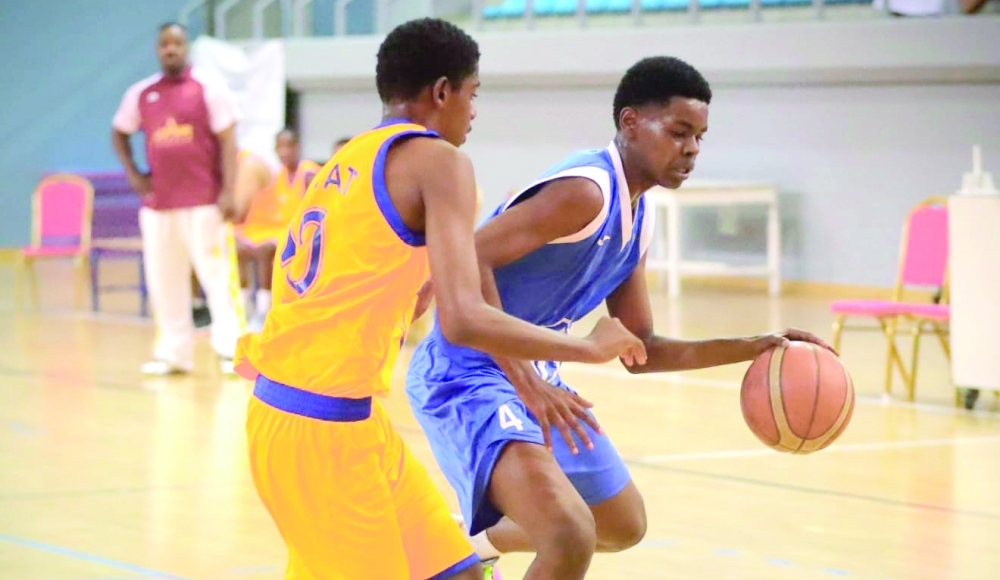 Al Amerat and Qurayat players in action. — Ammar al Musafir