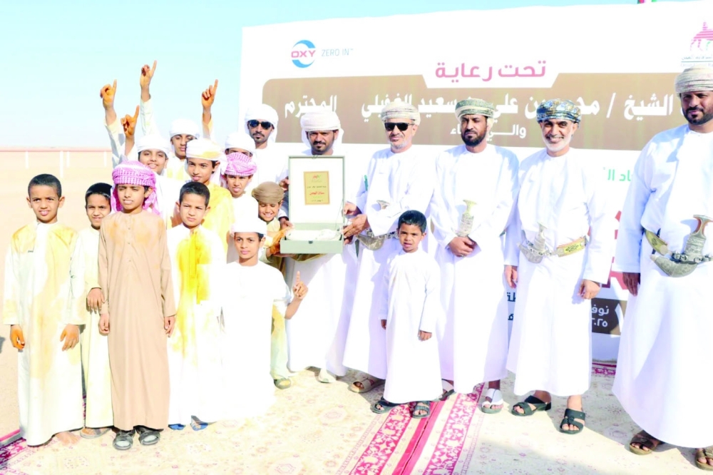 Shaikh Mohammed bin Ali al Ghufaili, Wali of Haima, honouring the winners.