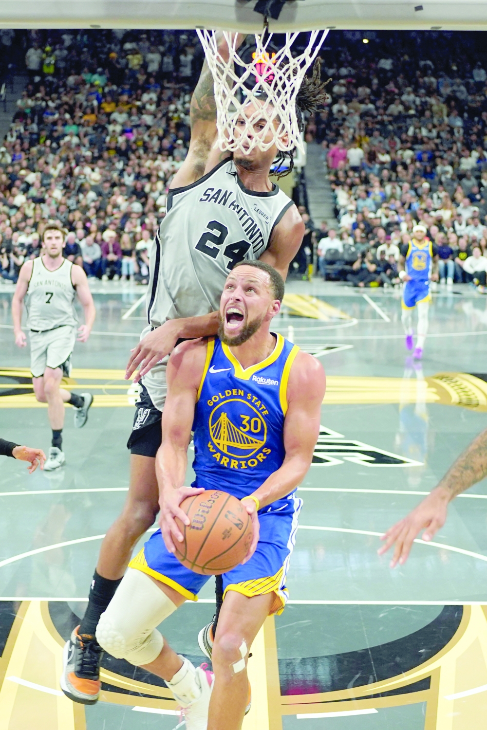 Golden State Warriors guard Stephen Curry (30) drives to the basket against San Antonio Spurs guard Devin Vassell (24). — Imagn Images