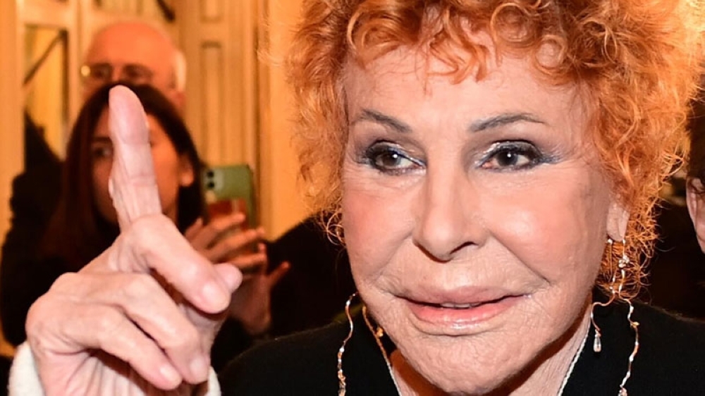 Italian singer Ornella Vanoni arrives at the Teatro alla Scala prior to the gala opening of the Scala Opera House new season in Milan on December 7, 2023.  Ornella Vanoni, one of Italy's most prolific singers whose career spanned six decades, died on November 21, 2025, at the age of 91, Italian media said. (Photo by PIERO CRUCIATTI / AFP)