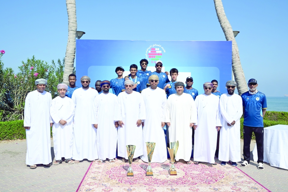 Taha bin Sulaiman al Kishry, Board Member of the Oman Olympic Committee, in the presence of Dr Awadh bin Salim al Ojaili, Chairman of the Oman Aquatics Association, delivered the awards and medals to the top winners at the end of the event. 