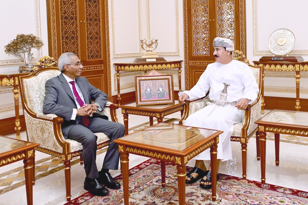 Gen Sultan bin Mohammed al Numani with Yassir Mohammed Ahmed.
