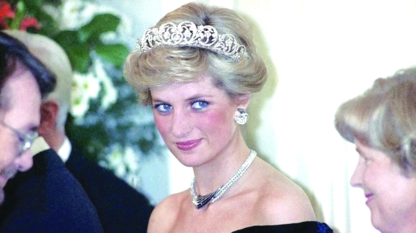 Prinzessin Diana betritt das Pariser Wachsfigurenkabinett im „Rachekleid“