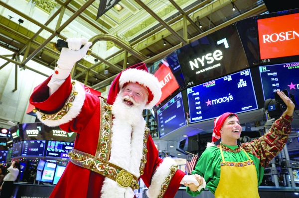 Stocks gain as investors bank on Fed cuts; yen traders on intervention watch