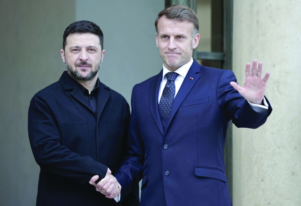 France President Emmanuel Macron (R) welcomes his Ukrainian counterpart Volodymyr Zelensky, at the Elysee palace in Paris. — AFP