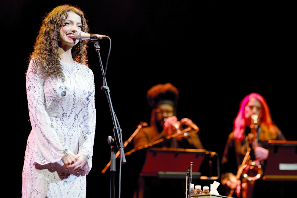 Emmaline Campbell, jazz singer, violinist and songwriter in action