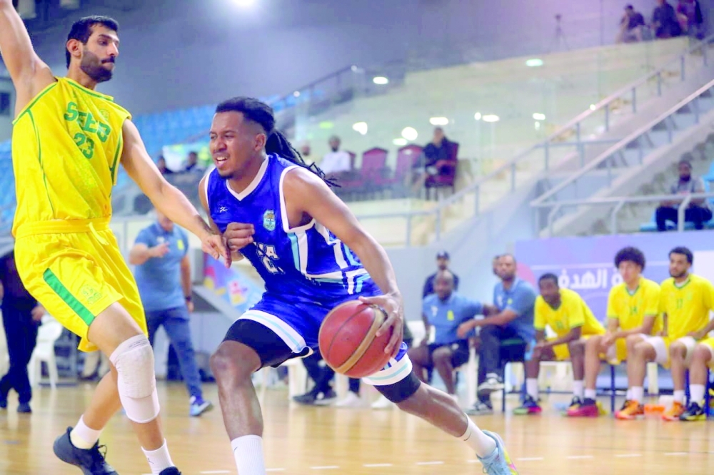 Seeb and Nizwa players fight for the ball. — Ammar al Musafir