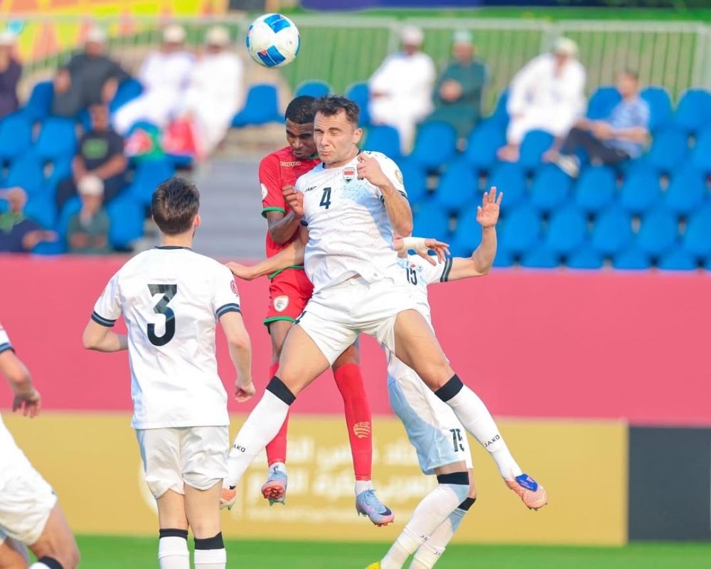  Oman and Iraq players fight for the ball. 