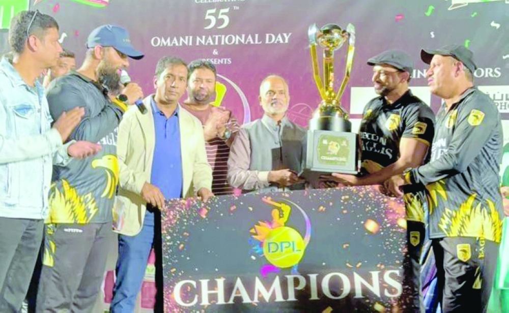 The chief guest presenting the winners' trophy to the Deccan Eagles.