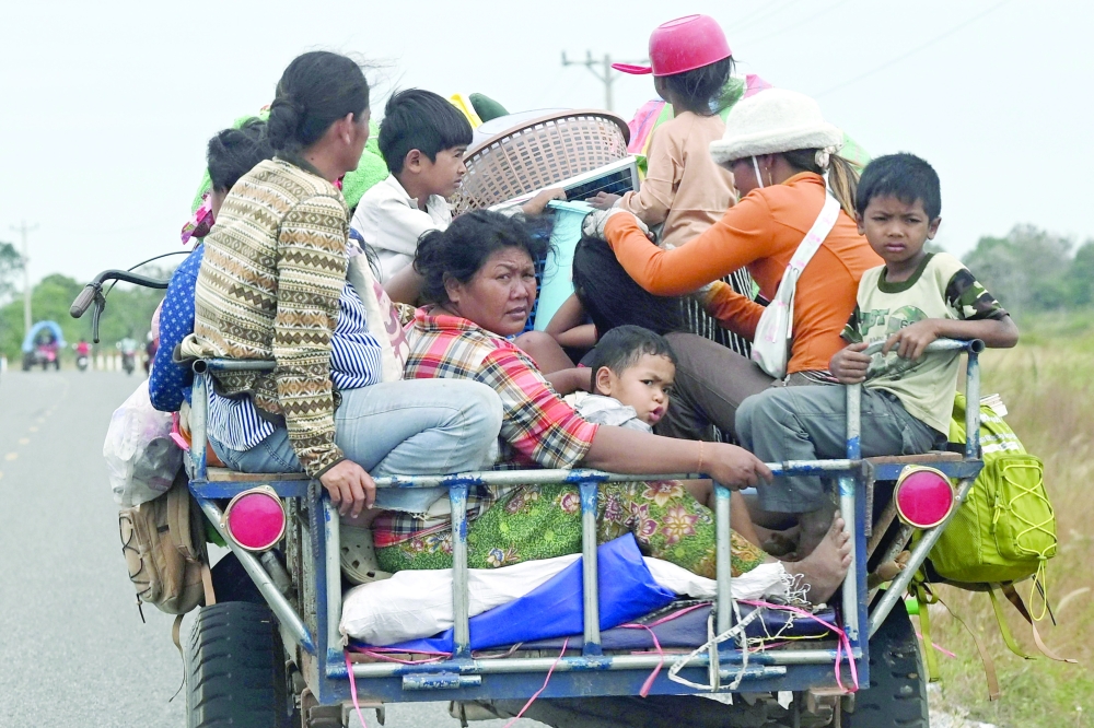
Displaced residents evacuate with their belongings along the border in Cambodia’s Siem Reap province. — AFP 