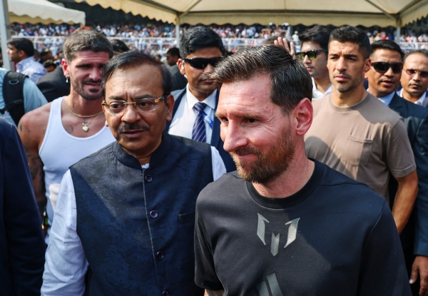 Indian fans throw objects after Messi's brief visit