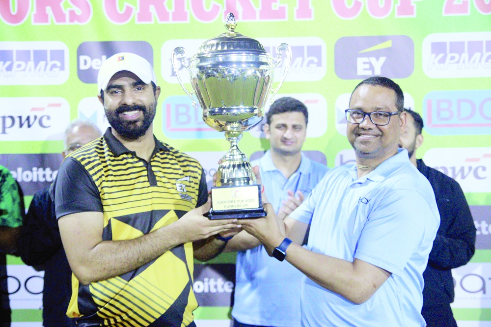 EY captain receives the runners-up trophy.