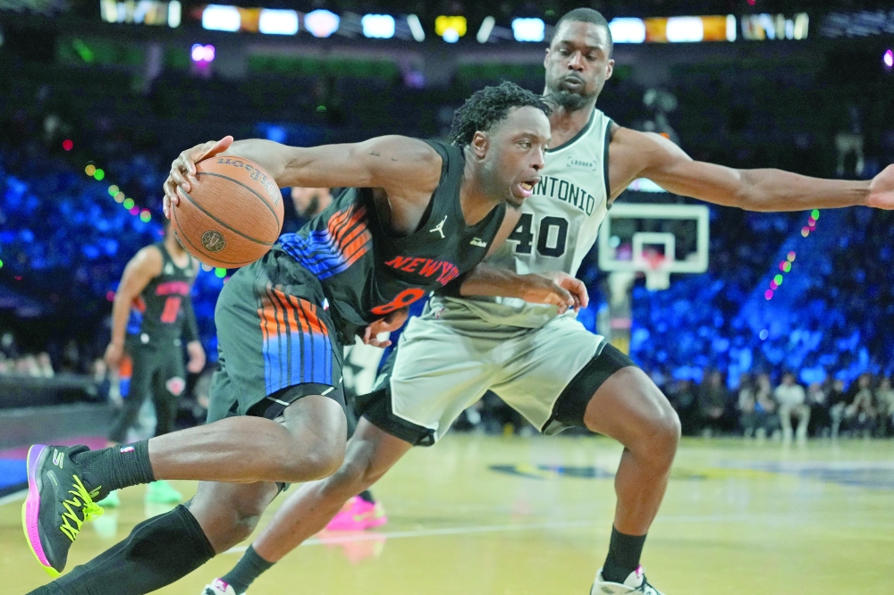 New York Knicks forward Og Anunoby (8) dribbles the ball past San Antonio Spurs forward Harrison Barnes (40). — Imagn Images