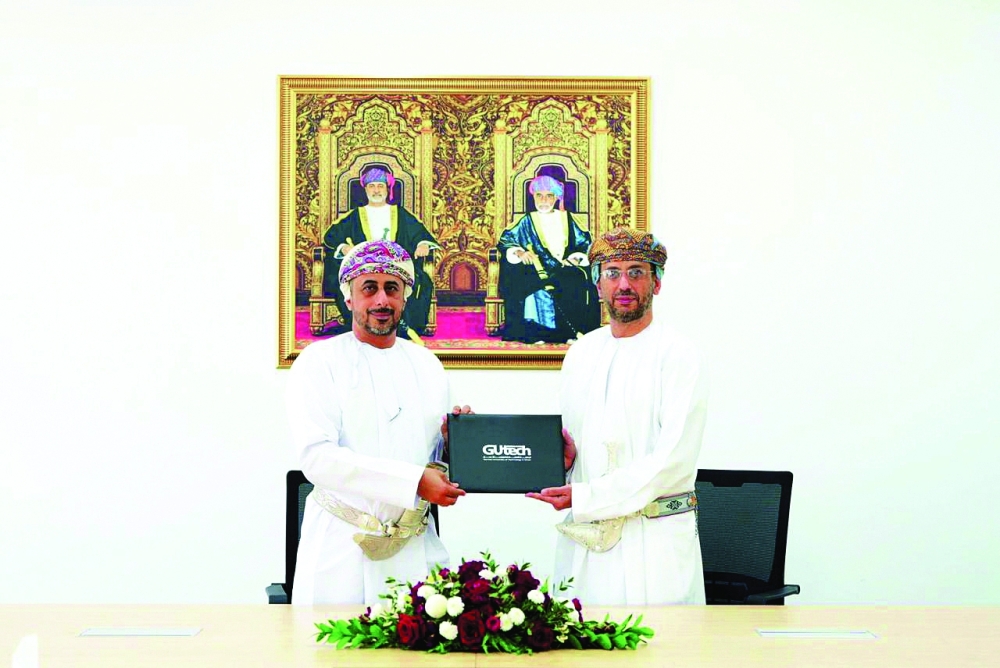 Eng Masoud bin Said al Hashmi and Dr Hussein bin Sulaiman al Salmi at the signing ceremony.