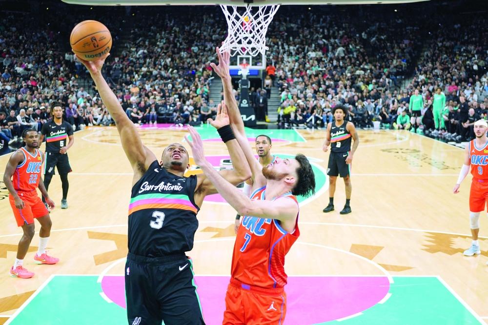San Antonio Spurs forward Keldon Johnson (3) drives to the basket against Oklahoma City Thunder center Chet Holmgren (7). — Imagn Images