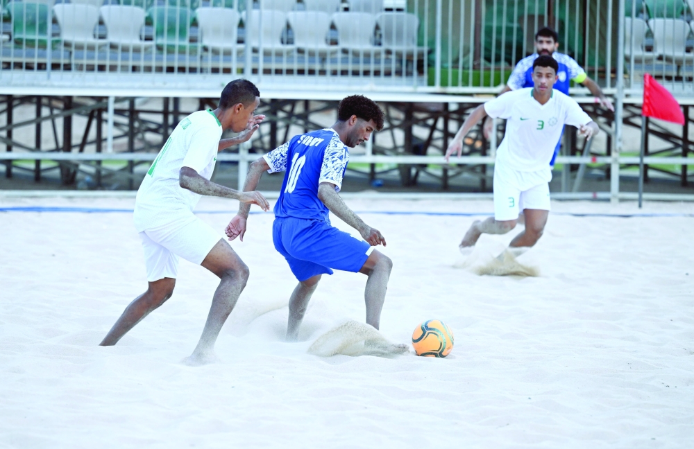 The round will kick off at 4 pm with a clash between Salalah and Saham in Bausher.