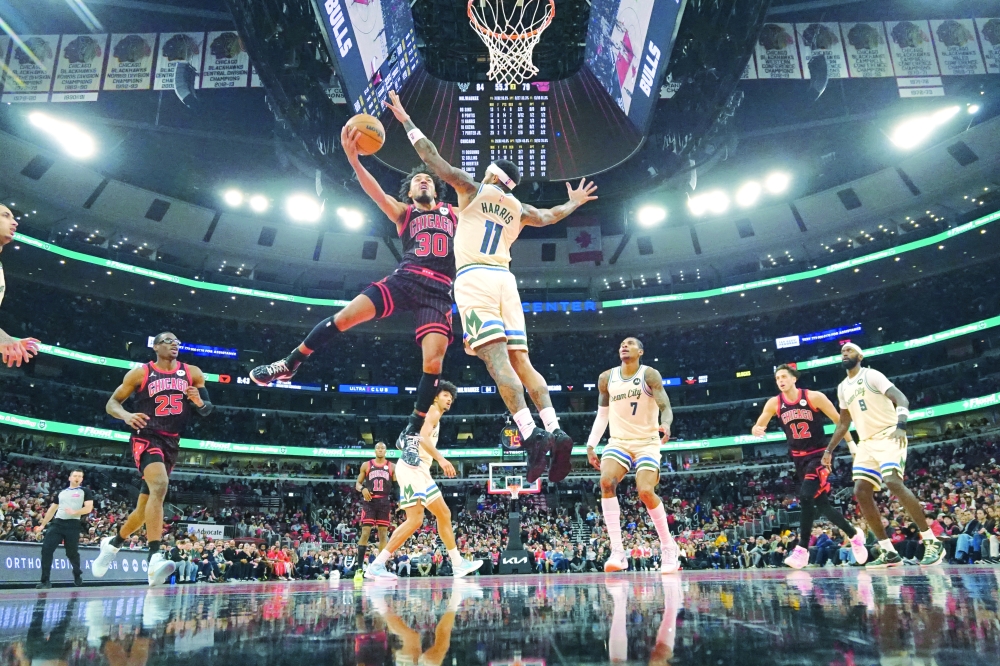 Milwaukee Bucks guard Gary Harris (11) defends Chicago Bulls guard Tre Jones (30) during the first half at United Center. — Imagn Images
