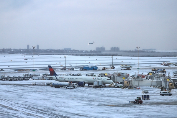 Hundreds of flights canceled at New York airports