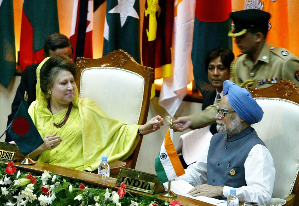 Khaleda Zia (L) with her Indian counterpart Manmohan Singh looks on during the closing session of the 13th South Asian Association for Regional Cooperations (SAARC) summit in Dhaka in 2005.