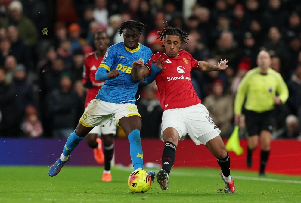 Wolverhampton Wanderers' Mateus Mane in action with Manchester United's Leny Yoro 